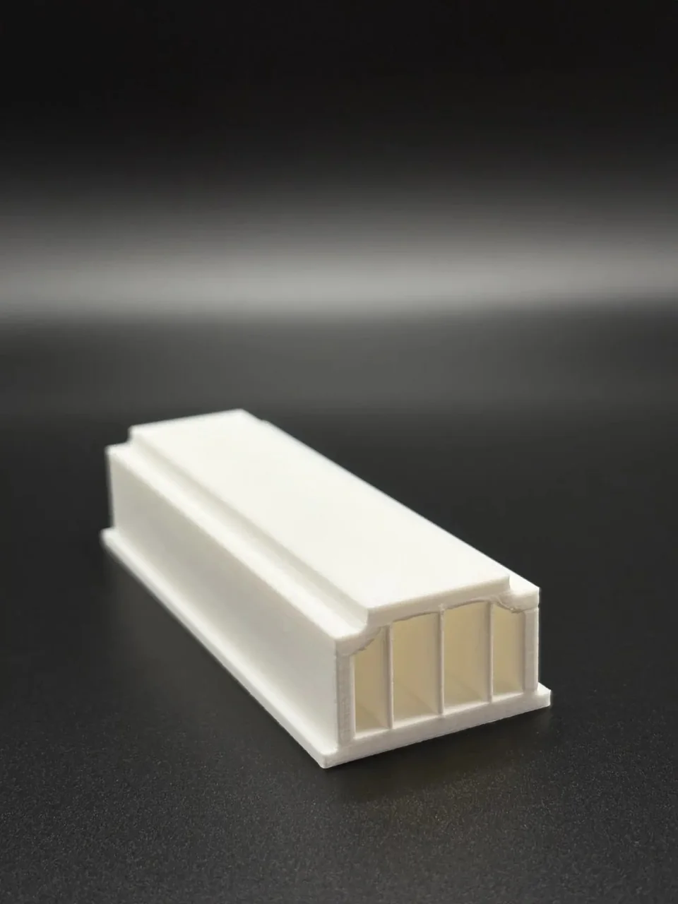 Белый пластиковый профиль, изготовленный методом 3D-печати