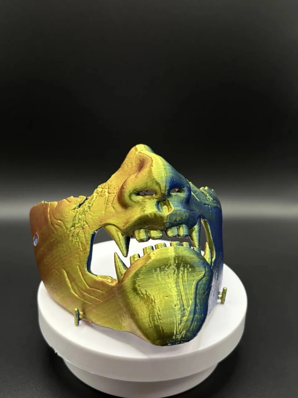 Цветная декоративная маска, изготовленная на 3D-принтере