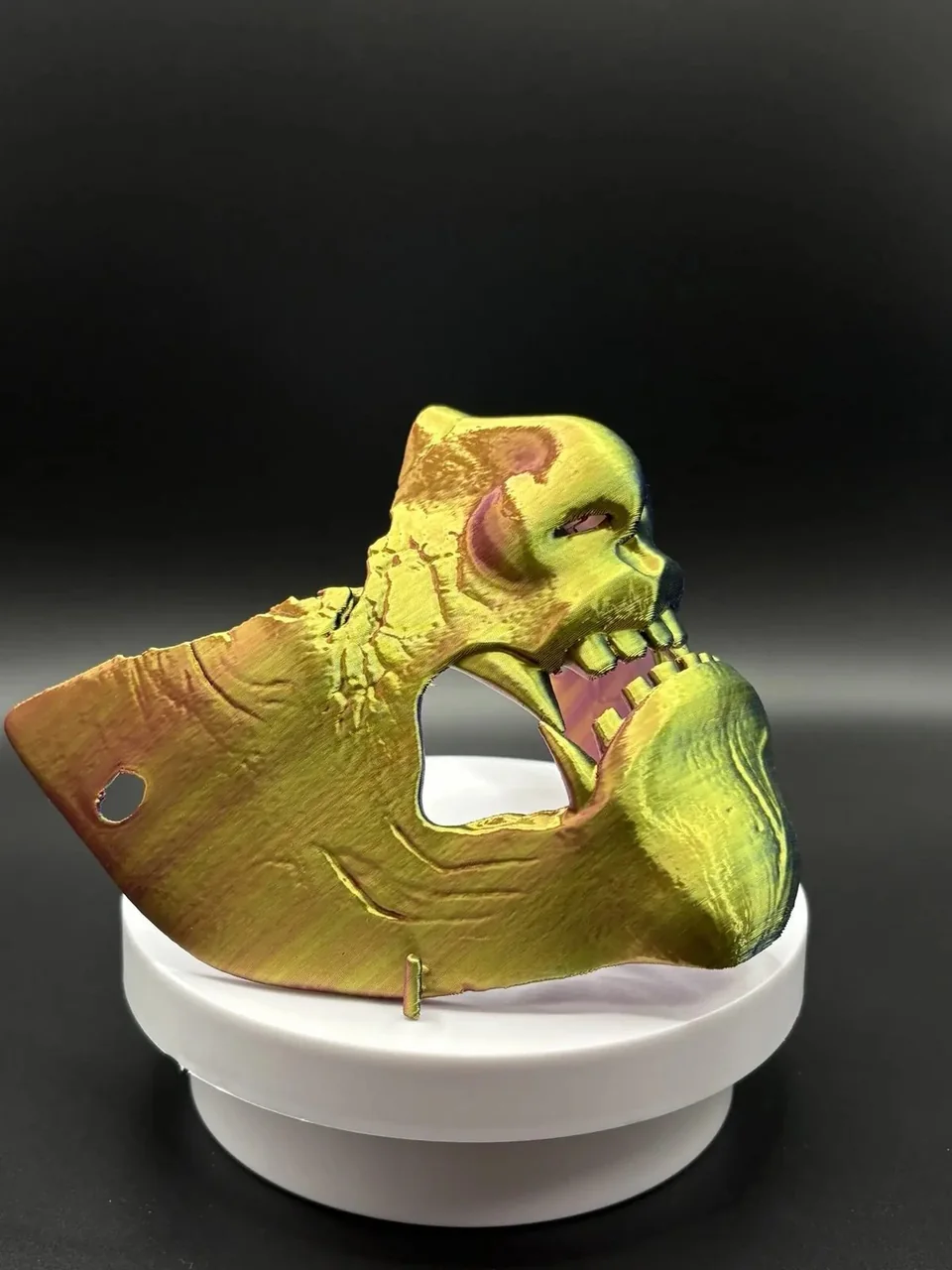 Декоративная маска из пластика, вид сбоку после 3D-печати
