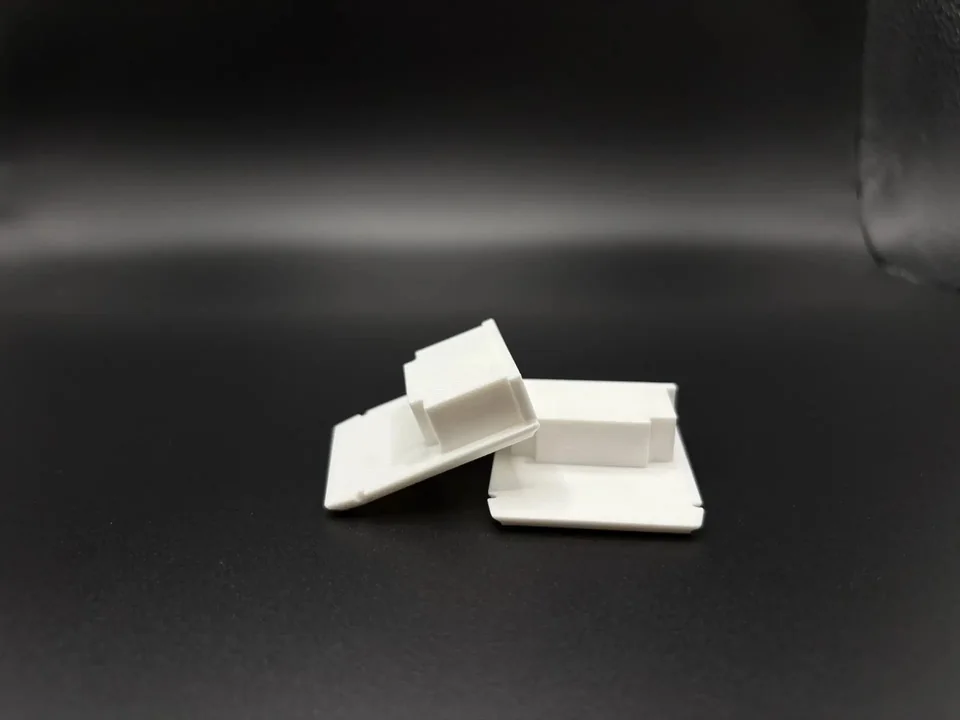 Белый пластиковый кронштейн, напечатанный на 3D-принтере