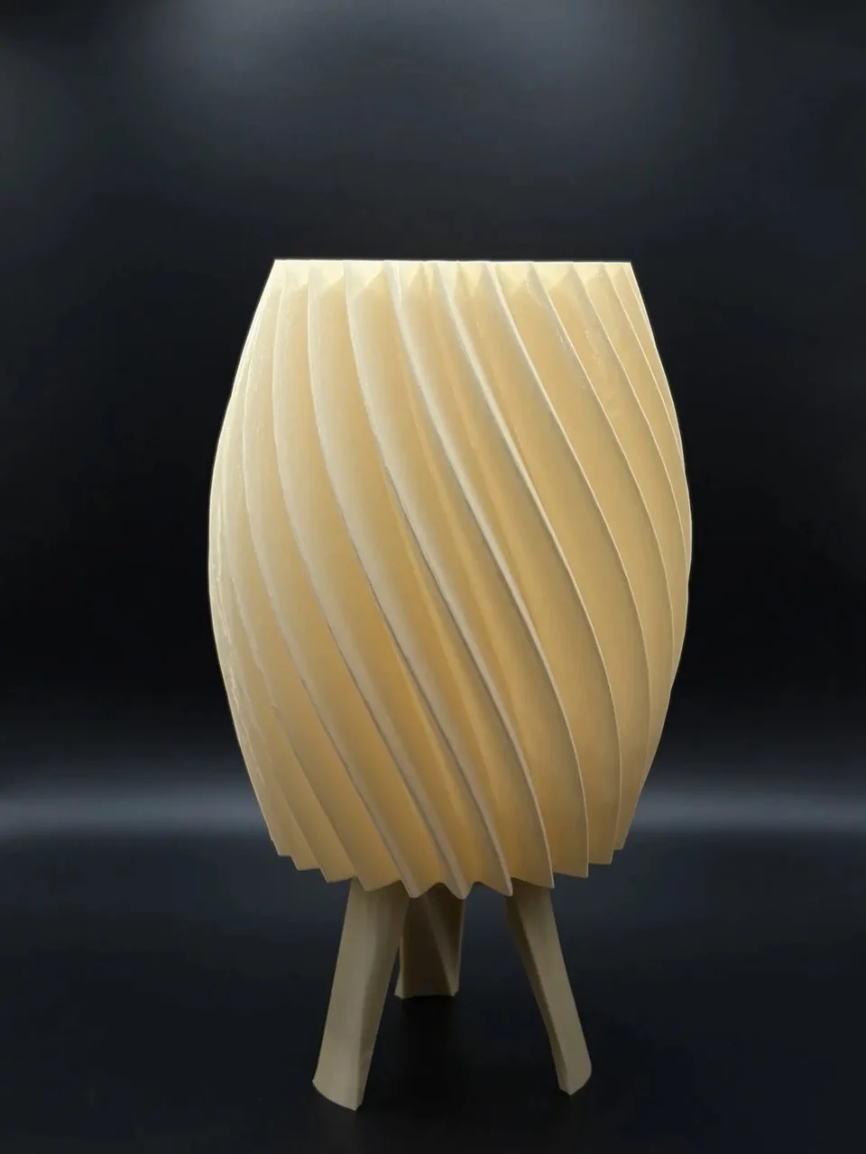 Спиральный абажур на ножках, изготовленный на 3D-принтере