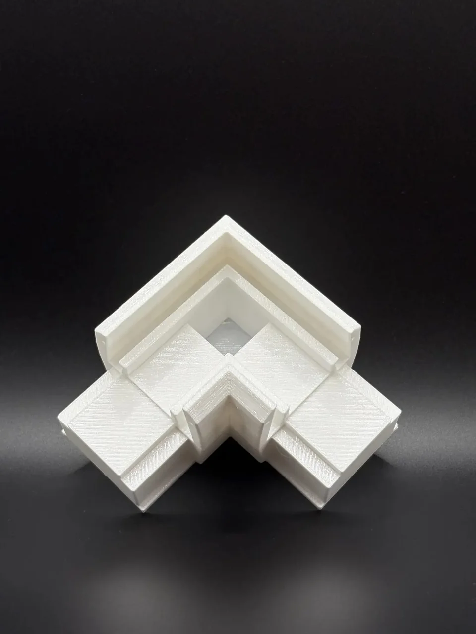 Угловая пластиковая деталь после 3D-печати